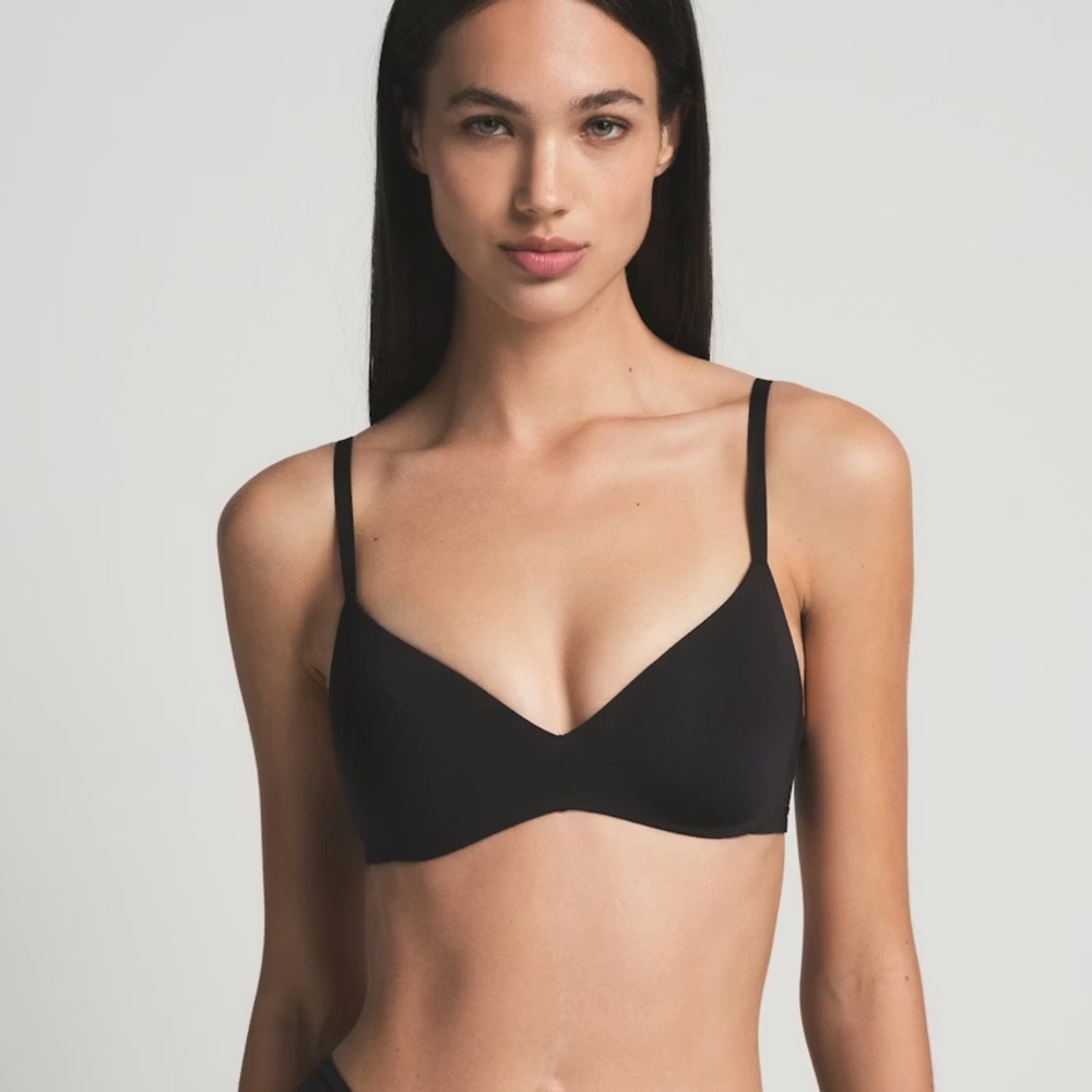 NWT SKIMS Wireless Form Push Up Plunge Bra 32C Onyx color